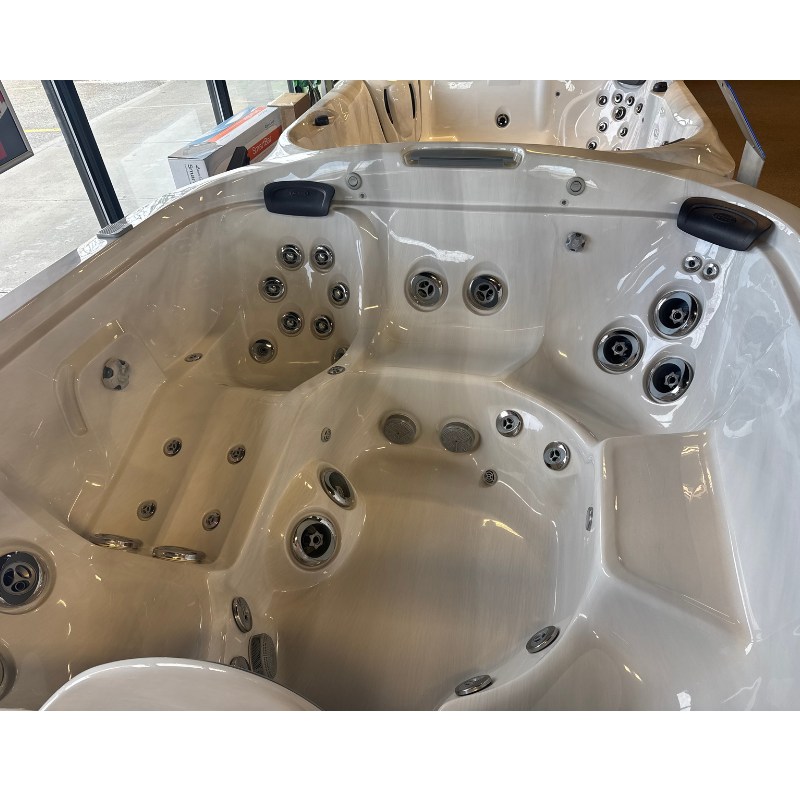 2019 Jacuzzi J575